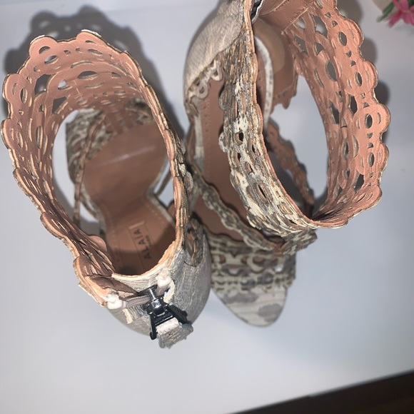 🎉HOST PICK!🎉 ALAÏA LASER CUT SANDAL! - Picture 10 of 12